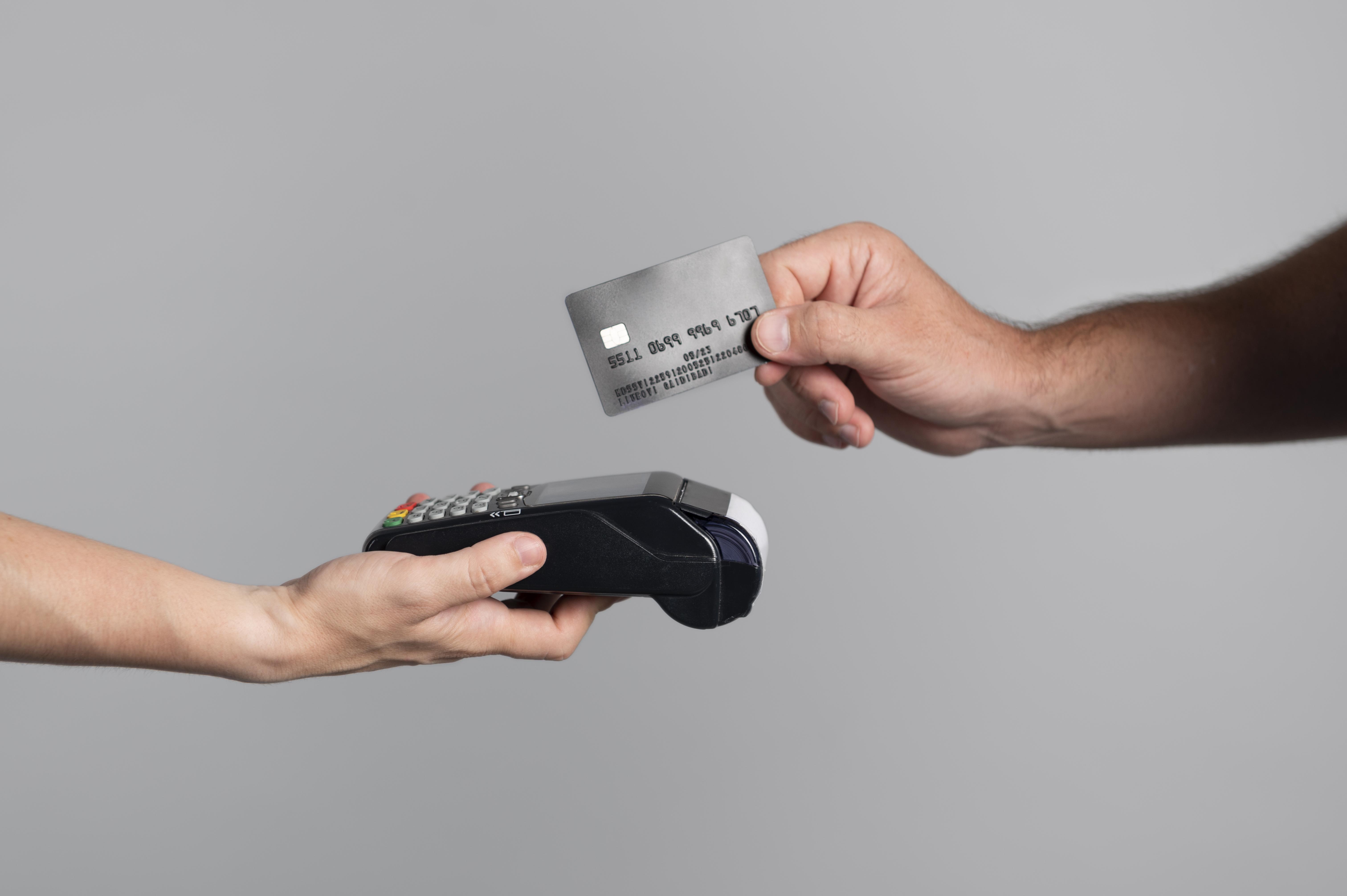 hombre usando su tarjeta de crédito