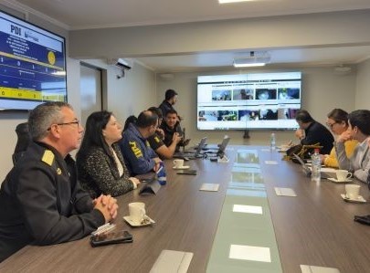 La Fiscal Regional Trinidad Steinert, junto al Gobernador Marítimo y el Jefe de la Brianco Iquique supervisaron desde el puesto de control la diligencia de allanamiento y detención de los imputados.
