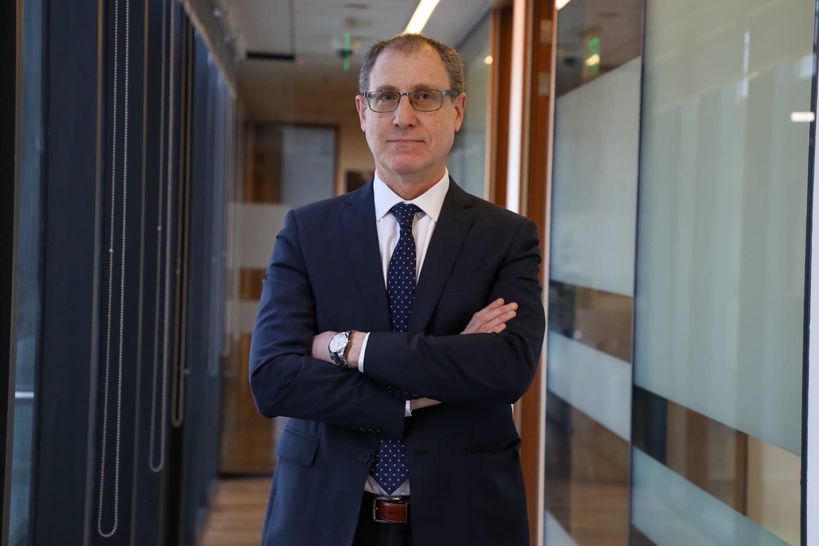 Hernán Libedinsky Moscovich es abogado y posee un Magíster en Derecho Penal otorgado conjuntamente por la Universidad de Talca y la Universidad Pompeu Fabra de Barcelona.  Cuenta con 24 años de trayectoria en el Ministerio Público, donde ha ejercido como abogado asesor en la Fiscalía Regional de Coquimbo; Fiscal Adjunto Jefe de Punta Arenas; Fiscal Adjunto de Delitos Económicos y Funcionarios en la Fiscalía Regional Metropolitana Centro Norte; abogado asesor en la Unidad de Asesoría Jurídica de la Fiscalía 