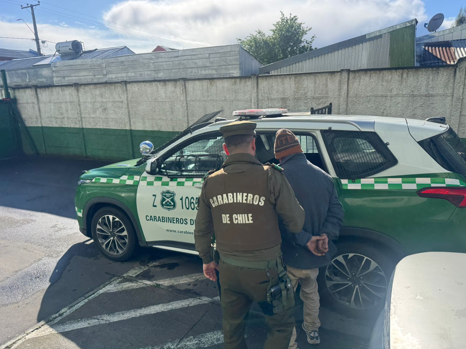 Salida de detenido por Carabineros de San Carlos