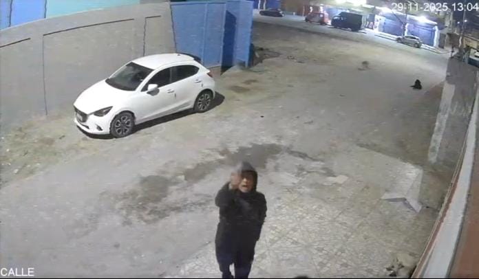 Imagen del imputado con un arma afuera de la casa de la víctima.