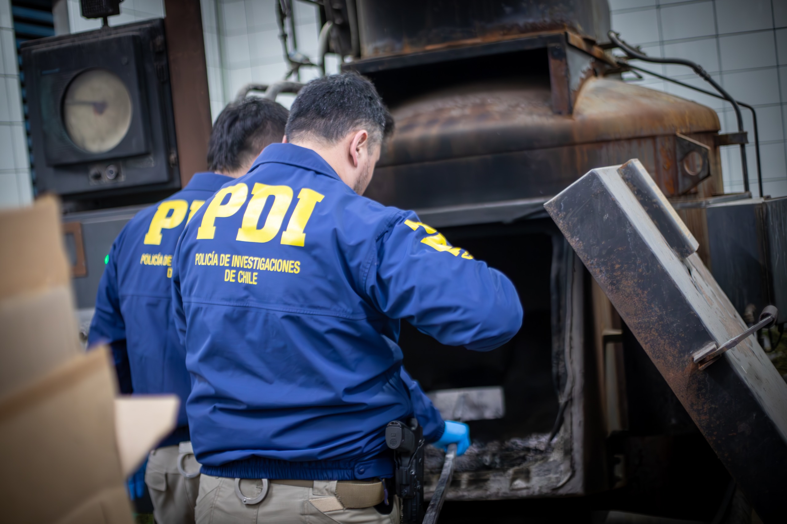 Detectives realizando pericias en incinerador de hospital de Chillán