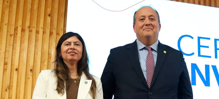 La nueva Fiscal Regional de Tarapacá, Virginia Aravena, junto al Fiscal Nacional, Ángel Valencia.  