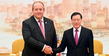 el Fiscal Nacional de Chile, Ángel Valencia, y el Fiscal General de China, Ying Yong,