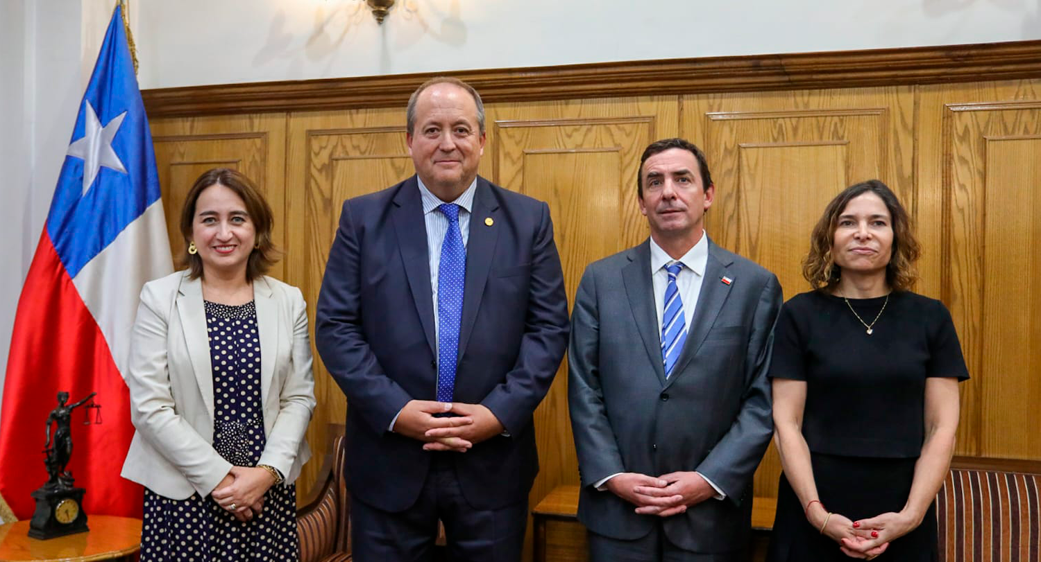 Directora Ejecutiva Nacional, Mónica Naranjo; Fiscal Nacional, Ángel Valencia; ministro de Justicia, Fernando Rabat; gerenta de Estudios de la Fiscalía Nacional, Ana María Morales en la promulgación de la ley.