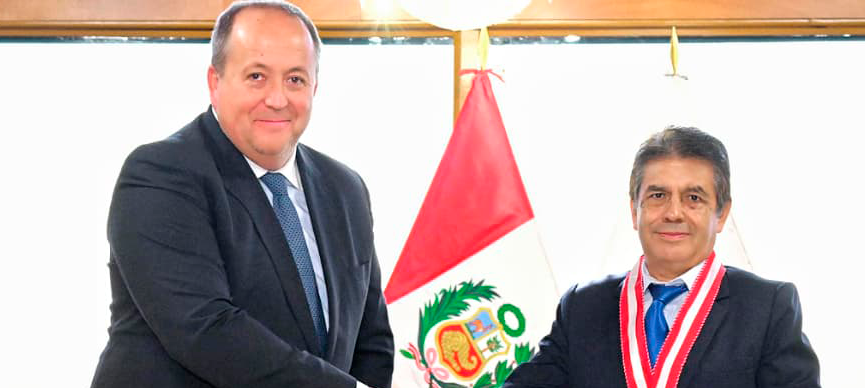 El Fiscal Nacional de Chile, Ángel Valencia, junto al Fiscal de la Nación del Perú, Tomás Aladino Gálvez.