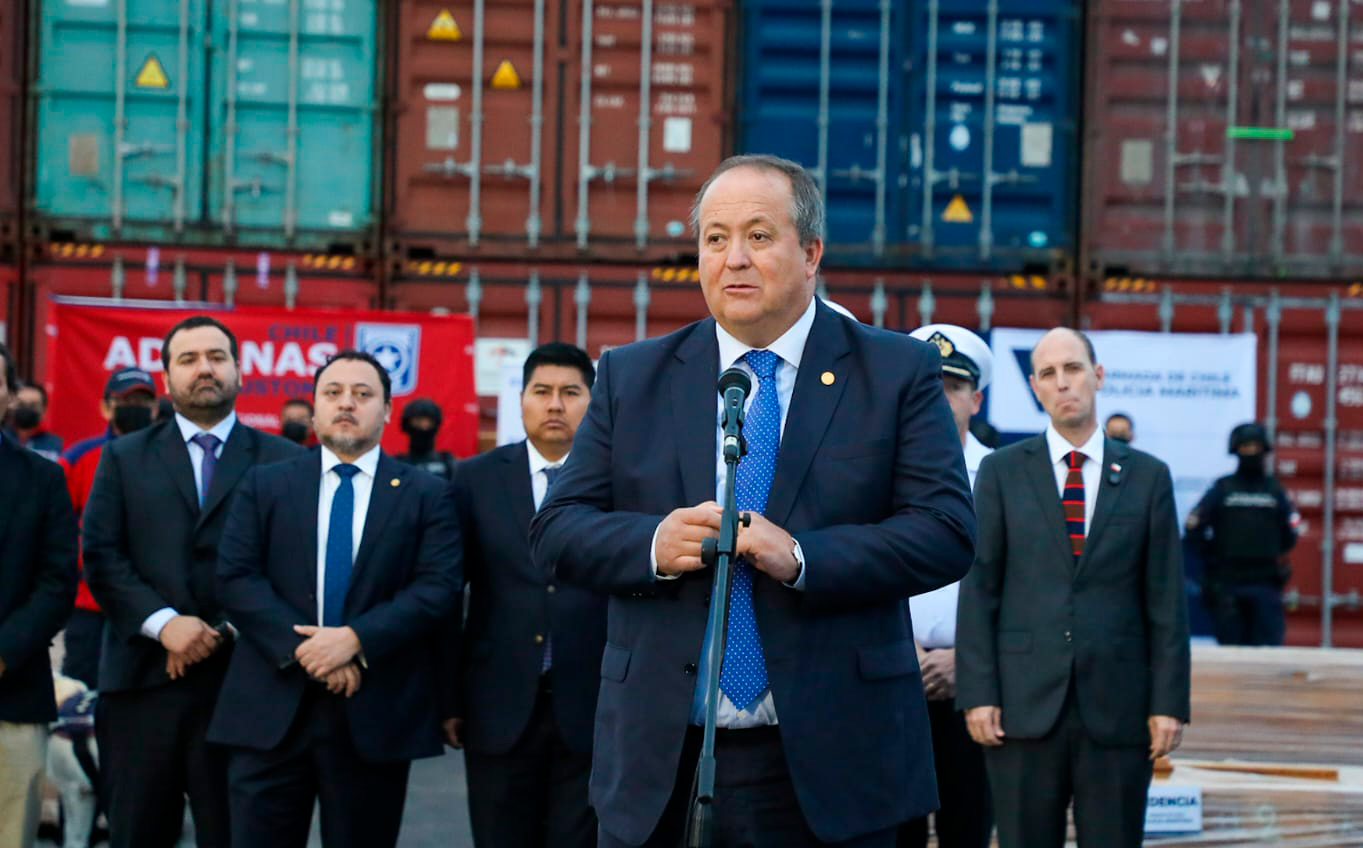 Ignacio Castillo, director de la Unidad de Crimen Organizado de la Fiscalía Nacional; Mario Carrera, fiscal regional de Arica y Parinacota; Diego Paco, gobernador regional de Arica y Parinacota; Ángel Valencia, Fiscal Nacional; Martín Arrau, ministro de Seguridad Pública. 