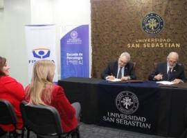 El Rector de la U. San Sebastián, Hugo Lavados, y el Fiscal Nacional, Jorge Abbott, en la firma del convenio