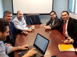 Los fiscales Carlos Bahamondes y Álex Montesinos reunidos con los profesionales de SACFI de La Araucanía.