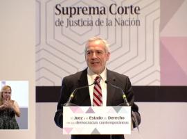 El Fiscal Regional, Raúl Guzmán, durante su exposición en México.