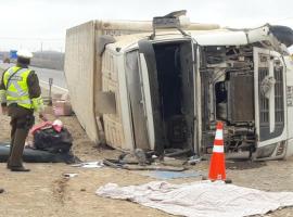 En el camión viajaban dos personas, una de ellas resultó fallecida.