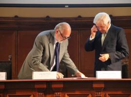 Fiscal Nacional junto al presidente de la Fundación Amparo y Justicia firmando el acuerdo