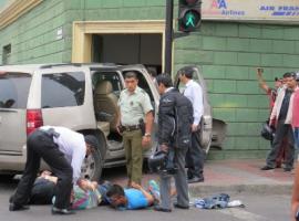 Los tres detenidos, luego que el vehículo impacta contraun edificio.