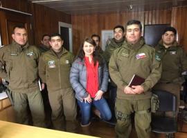 La fiscal subrogante, Marcela Valdés, junto a personal de distintos retenes de Carabineros.