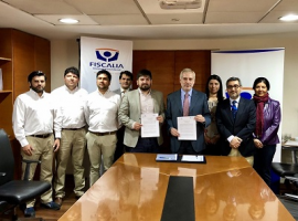 El Fiscal Regional, Raúl Guzmán, tras la firma del convenio.