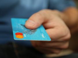 El aumento del uso de las tarjetas de crédito y débito ha aumentado en los últimos tres años.