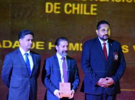La distinción le fue entregada al fiscal por el jefe regional de la PDI y el jefe de la BH.