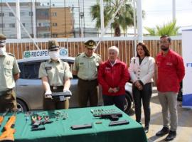 Dos armas uzi artesanales automáticas fueron incautadas en poder de los detenidos.