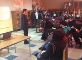 El Fiscal Luis Barraza y los estudiantes del Liceo de El Bosque.