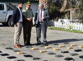 Las máximas autoridades de la región inspeccionando el decomiso.