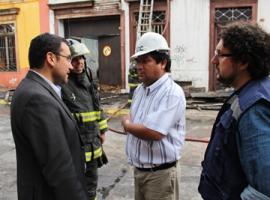 El Fiscal Rodrigo Céspedes con peritos de Bomberos y personal de la SEC.