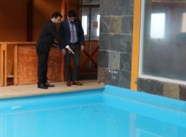 El fiscal Oscar sáez junto a personal de la PDI realizaron una inspección de la piscina y de la sala dónde está el motor del filtro.