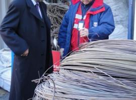 El Fiscal Jefe de Talcahuano, a la izquierda en la imagen, supervisó el decomiso de las especies robadas.