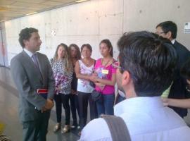 El fiscal Eduardo Baeza explica a las víctimas sobrevivientes y a los familiares de los fallecidos los alcances del fallo.