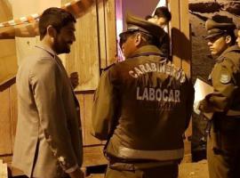El fiscal de foco Oscar Sáez con personal del Laboratorio de Carabineros.