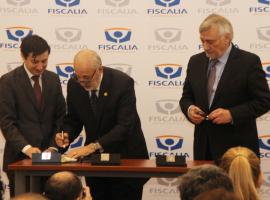 Fiscal Nacional Jorge Abbott firma convenio con Manuel Marfán, presidente de Chile Transparente