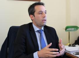 El fiscal de focos, Ricardo Soto, entrega los antecedentes.