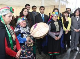 Acompañaron a la machi en la ceremonia las facilitadores interculturales de la Fiscalía Lidia Antilef y Lilian Catrifil