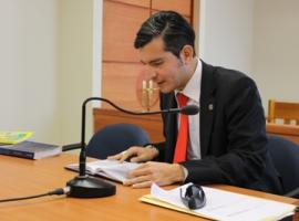En la audiencia de formalización el fiscal Juan Castro Bekios logró que se aplicará la prisión preventiva para los imputados. 