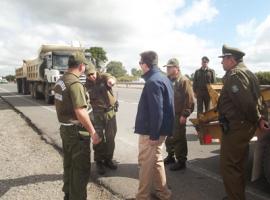 El fiscal Leiva excucha la versión de un Carabinero en la diligencia de reconstitución de escena por el hecho.