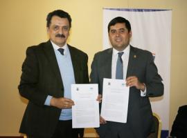 El rector de la Universidad Austral de Chile, Óscar Galindo, y el fiscal regional de La Araucanía, Cristian Paredes.