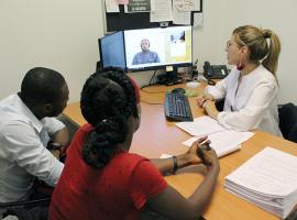 Funcionarios atendiendo con sistema intérprete