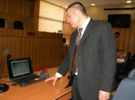 El fiscal Ricardo Salinas revisa una de las fotos del sitio del suceso.