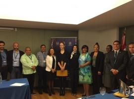 Fiscal Carolina Suazo (de blanco) junto a participantes del foro internacional.