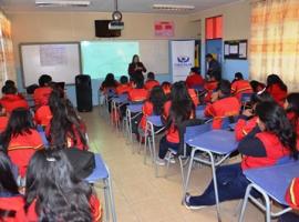 La Fiscal Regional Javiera López impartió una clase de educación cívica a los alumnos de la escuela G28 de Azapa.