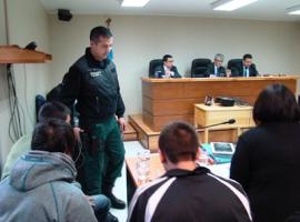 Los imputados sustrajeron 3 millones 700 mil pesos, un celular y un notebook.