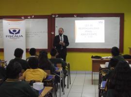 En la charla el fiscal Marcelo Torres entregó información detallada y clara para los estudiantes. 