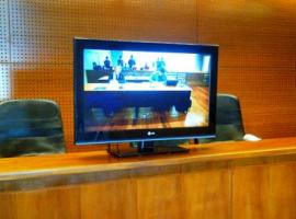 Por seguridad, el público que asistió a las audiencias, vio el juicio contra la banda través de un circuito cerrado de TV.