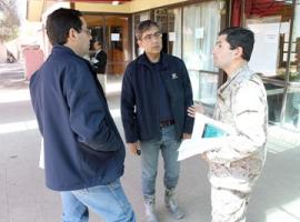 El fiscal regional de Atacama, Héctor Mella Farías, llegó hasta el Regimiento para gestionar el traslado de los peritos a la zona.