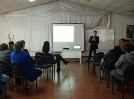 El asistente social Ángel Soto fue uno de los relatores en la capacitación realizada en el Hospital San Luis de Buin-Paine.