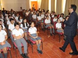 La charla ofrecida por el fiscal Gabriel Meza se extendió por casi dos horas por el interés de los alumnos asistentes.