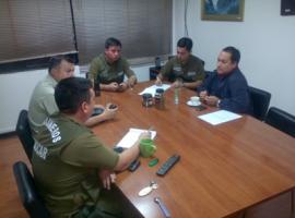 El fiscal jefe de Valparaíso con personal de Carabineros que investiga el incendio.