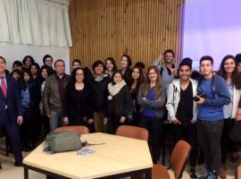 En la foto, los periodistas de las tres instituciones con los estudiantes de Periodismo
