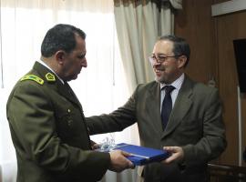 El Fiscal Regional entregó un galvano al general Pedro Larrondo.