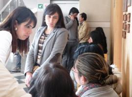 La fiscal Carolina Caballero y la abogada María Eugenia Bustos escuchan a los familiares de la víctima.