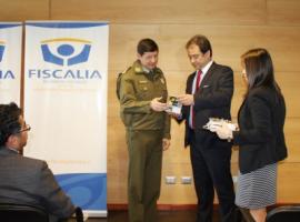 En Osorno el Fiscal Regional hizo entrega a Carabineros de las cartillas a distribuir en la Región de Los Lagos.